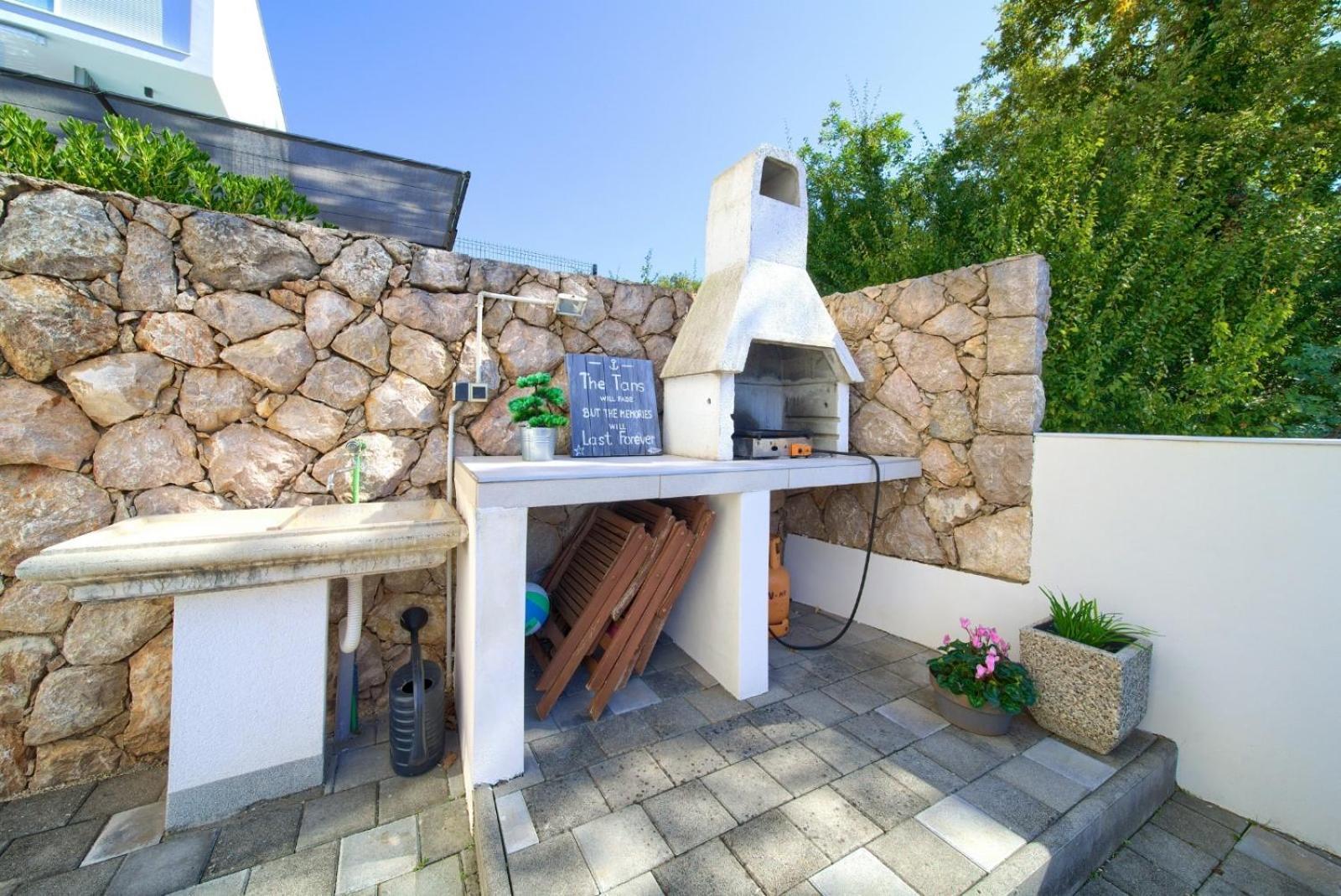 Apartment Sasso Bianco With The Private Pool 니바이스 외부 사진